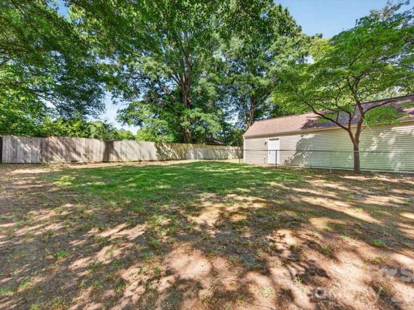 900 John Street, Matthews, NC 28105.  MLS# CAR4370115, YatesRealty ID 21650. 