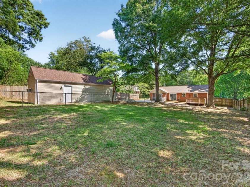 900 John Street, Matthews, NC 28105.  MLS# CAR4370115, YatesRealty ID 21650. 