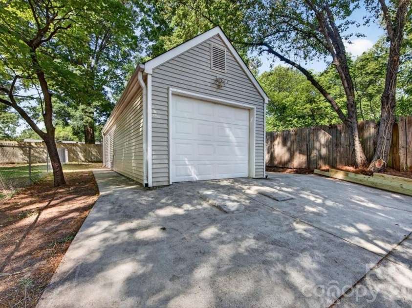 900 John Street, Matthews, NC 28105.  MLS# CAR4370115, YatesRealty ID 21650. 