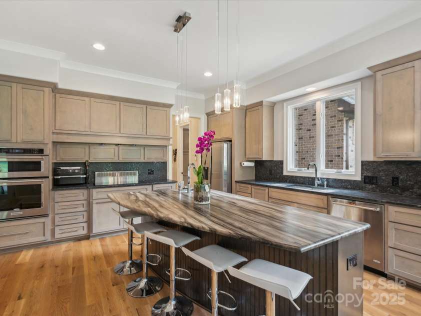 172 Barber Loop, Mooresville, NC 28117.  MLS# CAR4269410, YatesRealty ID 21652. Leathered granite counters.