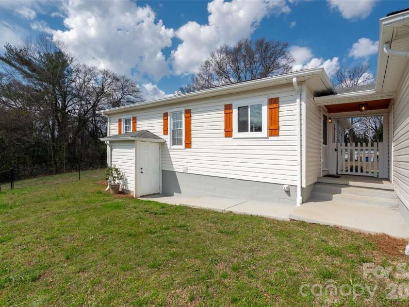 411 Sycamore Street, Lincolnton, NC 28092.  MLS# CAR4355628, YatesRealty ID 21652. 
