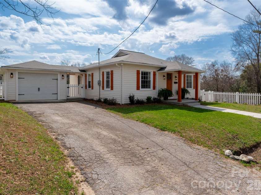 411 Sycamore Street, Lincolnton, NC 28092.  MLS# CAR4355628, YatesRealty ID 21652. 