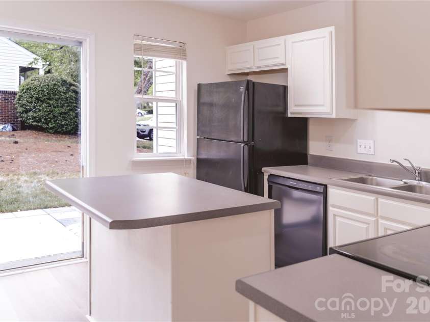 624 Gelderland Drive, Matthews, NC 28104.  MLS# CAR4375173, YatesRealty ID 21655. Kitchen with island