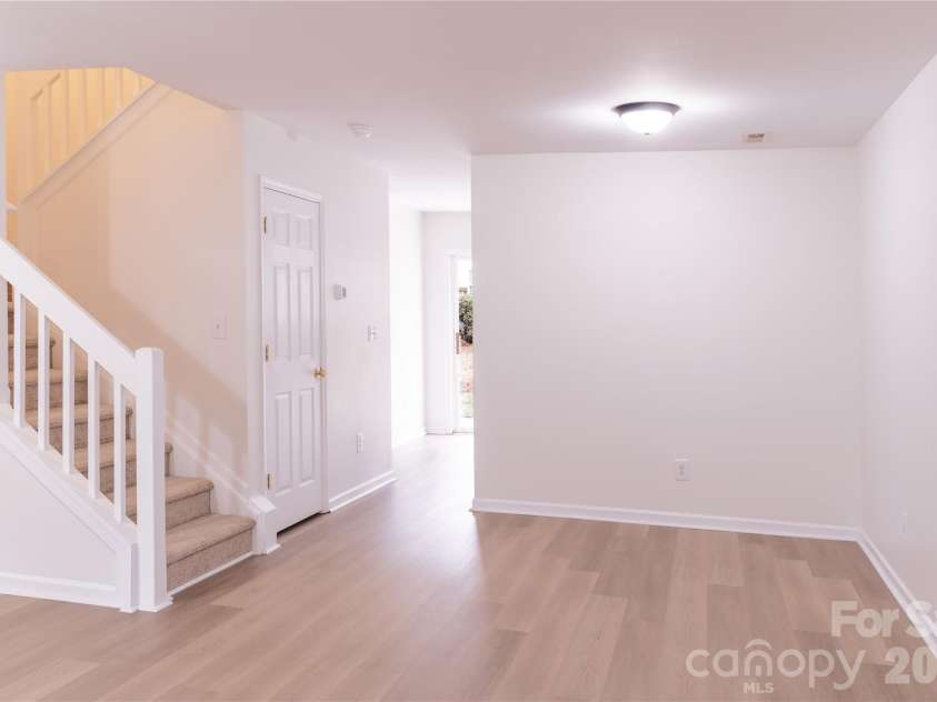 624 Gelderland Drive, Matthews, NC 28104.  MLS# CAR4375173, YatesRealty ID 21655. Open concept dining area
