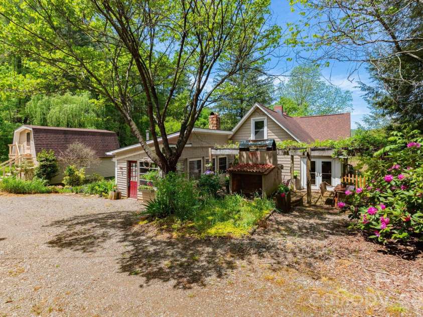 1492 Murray Road, Canton, NC 28716.  MLS# CAR4376547, YatesRealty ID 21656. 