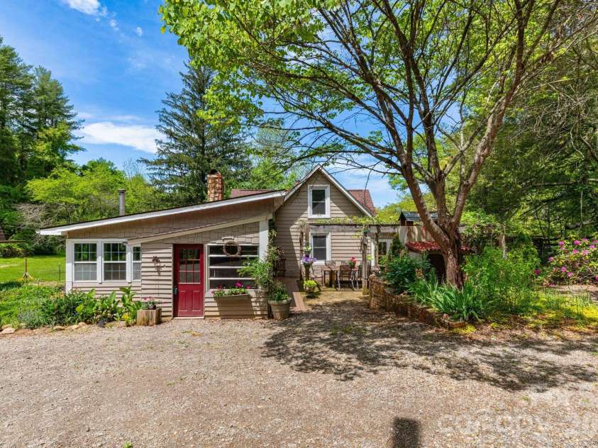 1492 Murray Road, Canton, NC 28716.  MLS# CAR4376547, YatesRealty ID 21656. Enclosed Porch Side Entry