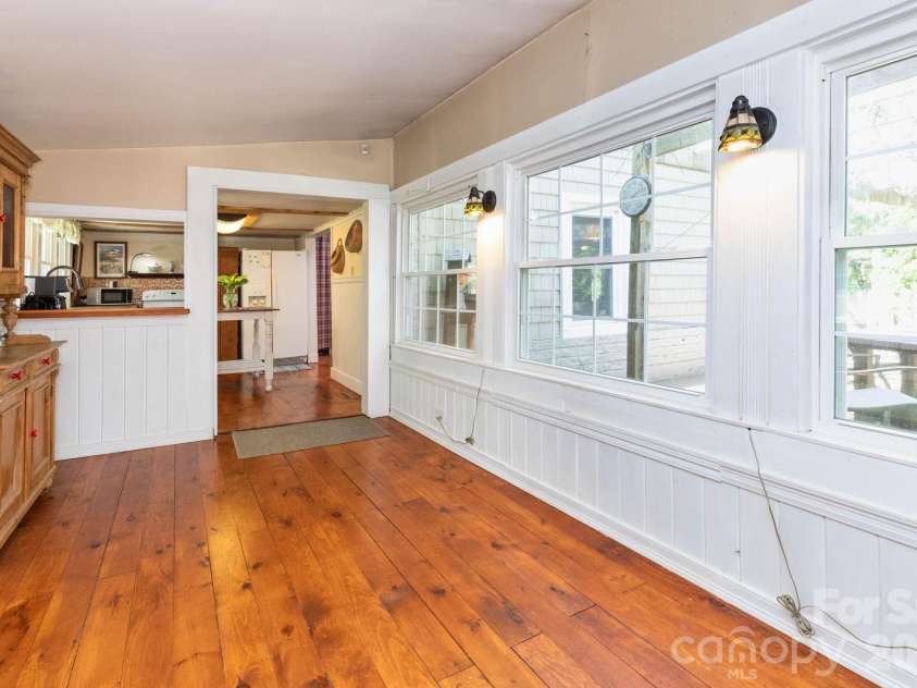 1492 Murray Road, Canton, NC 28716.  MLS# CAR4376547, YatesRealty ID 21656. Entry/flex space