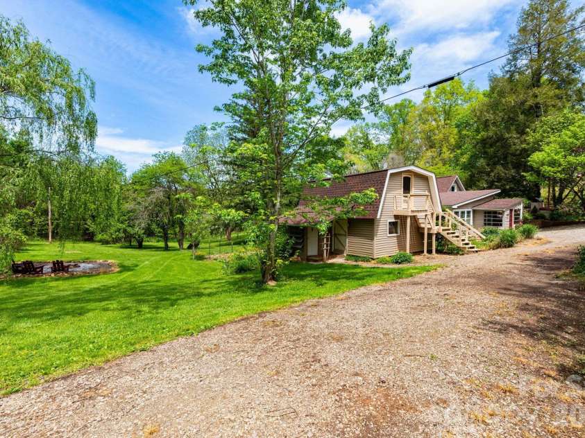 1492 Murray Road, Canton, NC 28716.  MLS# CAR4376547, YatesRealty ID 21656. Guest Cabin