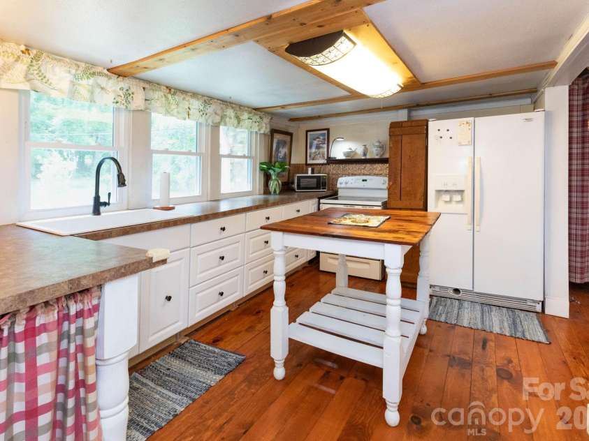 1492 Murray Road, Canton, NC 28716.  MLS# CAR4376547, YatesRealty ID 21656. Kitchen