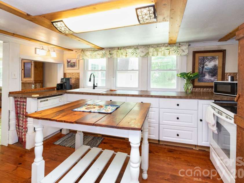 1492 Murray Road, Canton, NC 28716.  MLS# CAR4376547, YatesRealty ID 21656. Kitchen