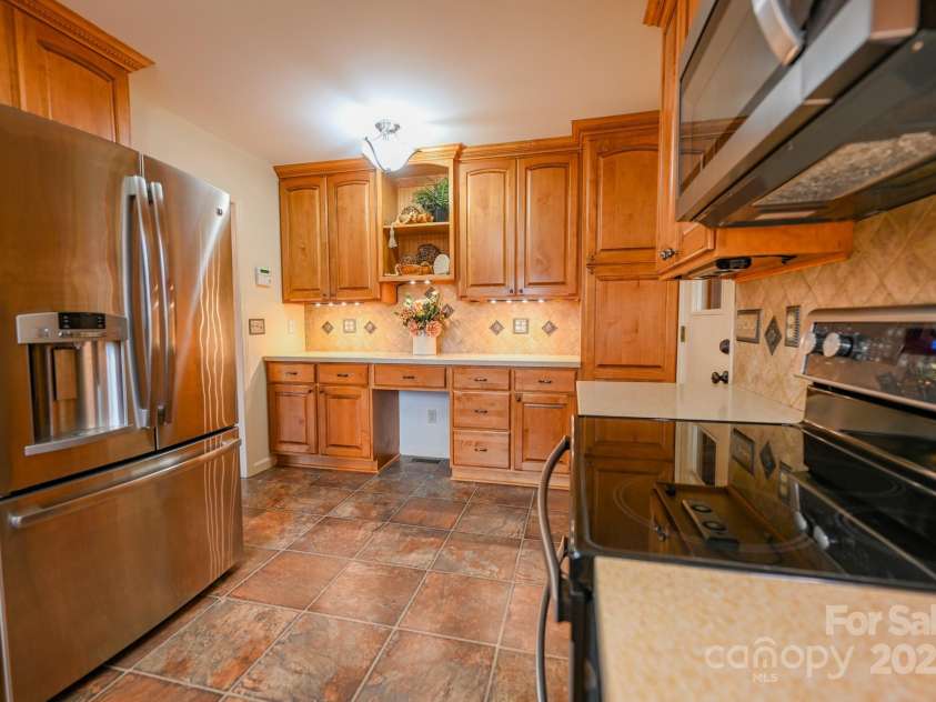 183 Creekside Drive, Forest City, NC 28043.  MLS# CAR4199948, YatesRealty ID 21656. Main Level Kitchen