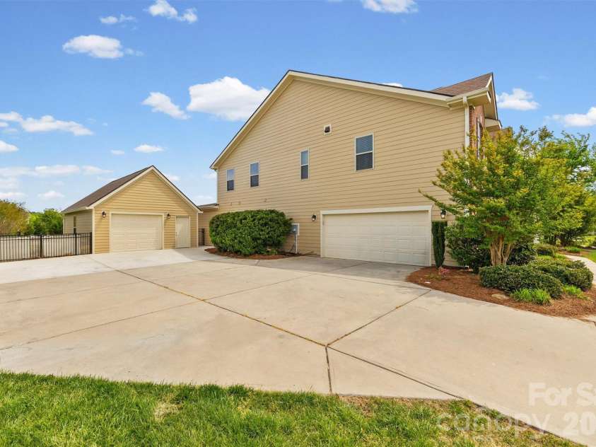 213 Candella Drive, Matthews, NC 28104.  MLS# CAR4365579, YatesRealty ID 21657. 