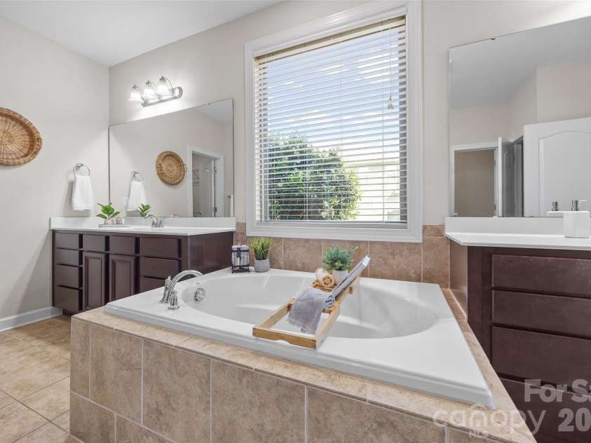 213 Candella Drive, Matthews, NC 28104.  MLS# CAR4365579, YatesRealty ID 21657. 