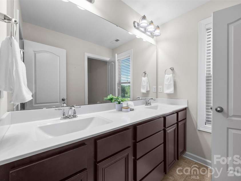 213 Candella Drive, Matthews, NC 28104.  MLS# CAR4365579, YatesRealty ID 21657. 