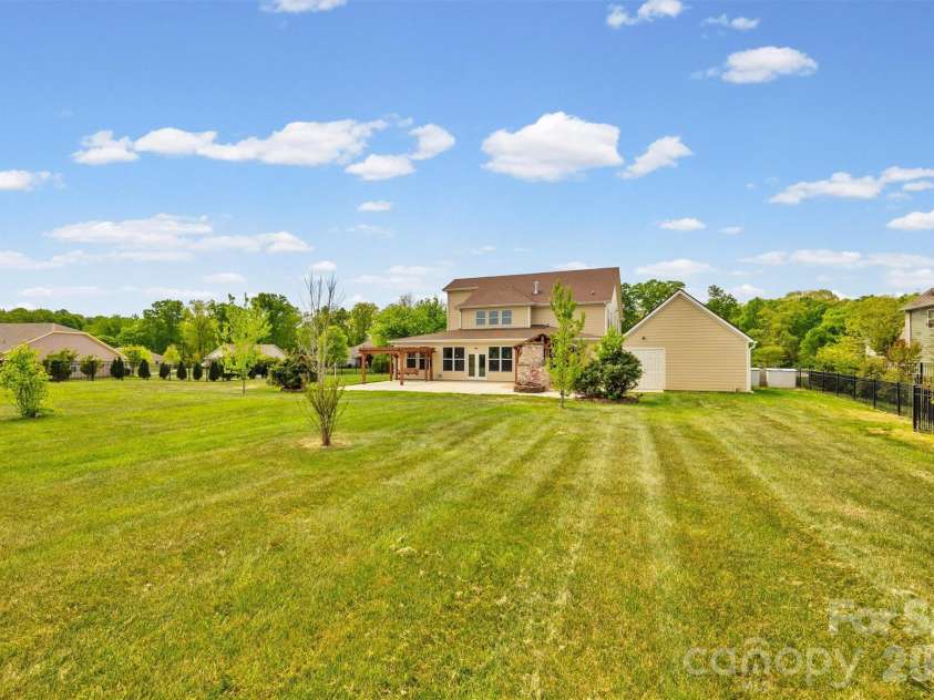213 Candella Drive, Matthews, NC 28104.  MLS# CAR4365579, YatesRealty ID 21657. 