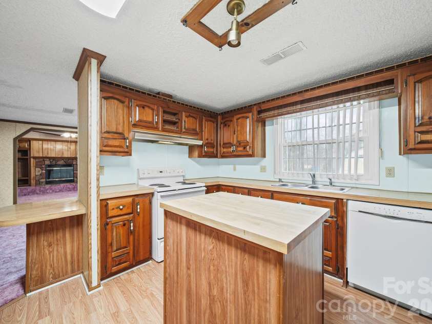 1015 Southwood Drive, Clover, SC 29710.  MLS# CAR4354202, YatesRealty ID 21659. 