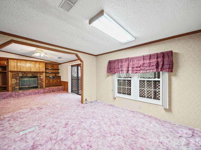 1015 Southwood Drive, Clover, SC 29710.  MLS# CAR4354202, YatesRealty ID 21659. 