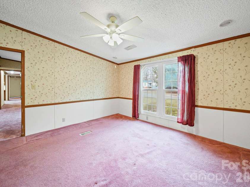 1015 Southwood Drive, Clover, SC 29710.  MLS# CAR4354202, YatesRealty ID 21659. 