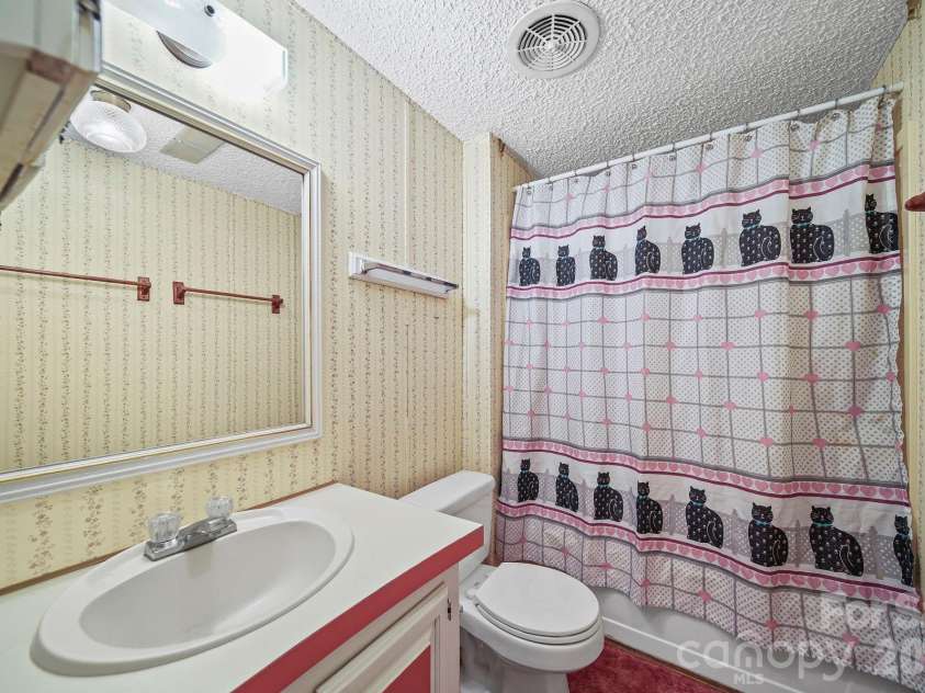 1015 Southwood Drive, Clover, SC 29710.  MLS# CAR4354202, YatesRealty ID 21659. 