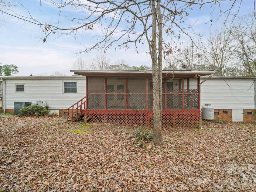 1015 Southwood Drive, Clover, SC 29710.  MLS# CAR4354202, YatesRealty ID 21659. 