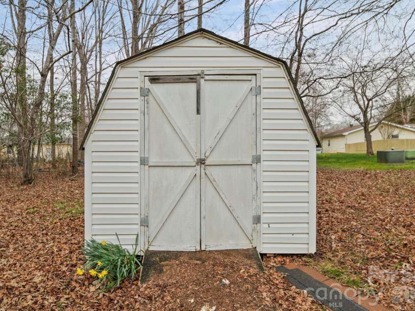 1015 Southwood Drive, Clover, SC 29710.  MLS# CAR4354202, YatesRealty ID 21659. 