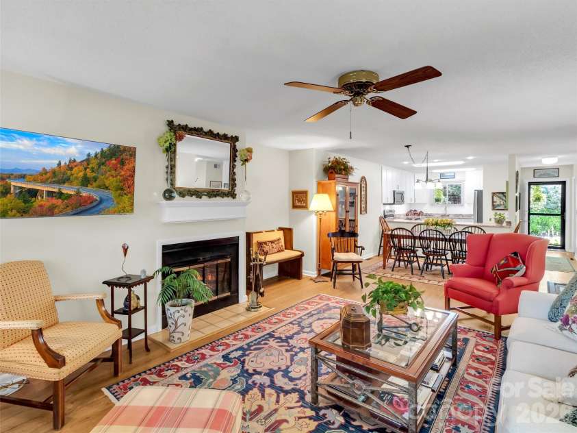 87 Willow Road, Waynesville, NC 28786.  MLS# CAR4297999, YatesRealty ID 2166. Bright & Sunny Great Room