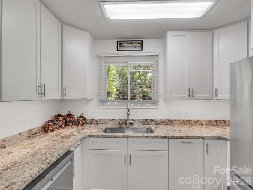 87 Willow Road, Waynesville, NC 28786.  MLS# CAR4297999, YatesRealty ID 2166. Gorgeous Granite