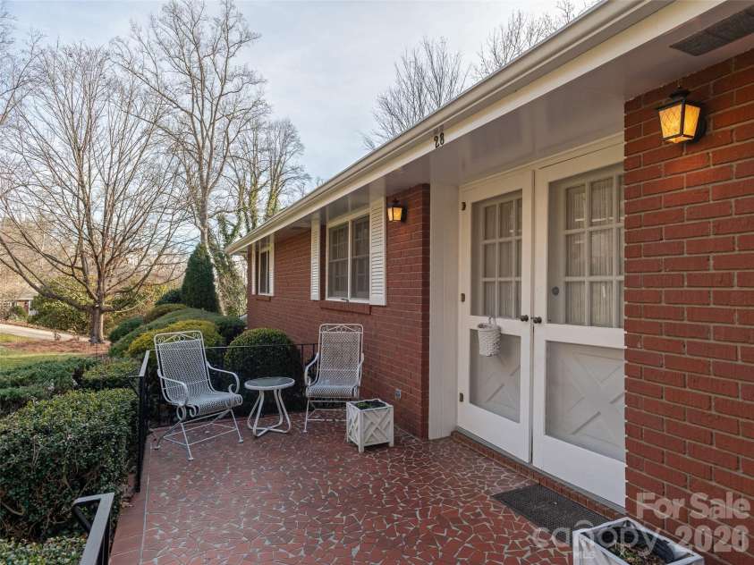 28 Westridge Drive, Asheville, NC 28803.  MLS# CAR4346023, YatesRealty ID 21661. 