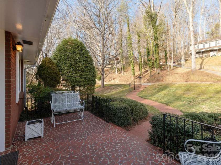 28 Westridge Drive, Asheville, NC 28803.  MLS# CAR4346023, YatesRealty ID 21661. 