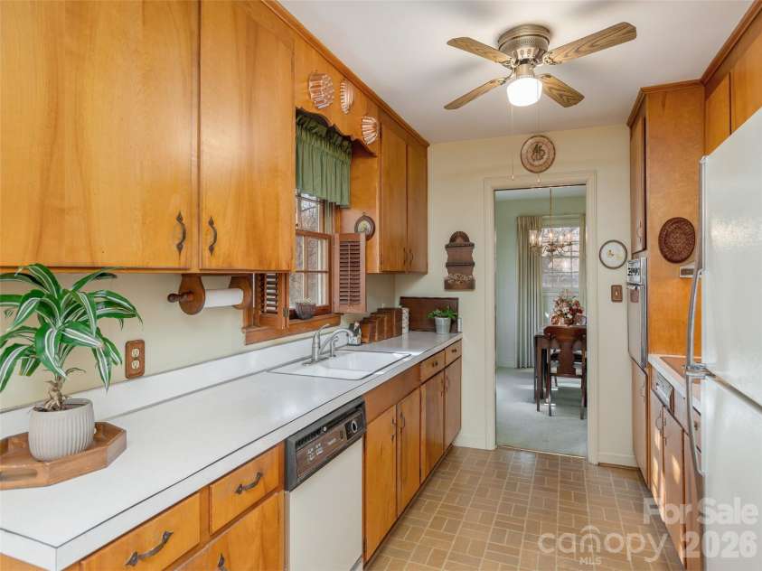28 Westridge Drive, Asheville, NC 28803.  MLS# CAR4346023, YatesRealty ID 21661. 