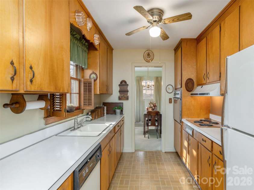 28 Westridge Drive, Asheville, NC 28803.  MLS# CAR4346023, YatesRealty ID 21661. 
