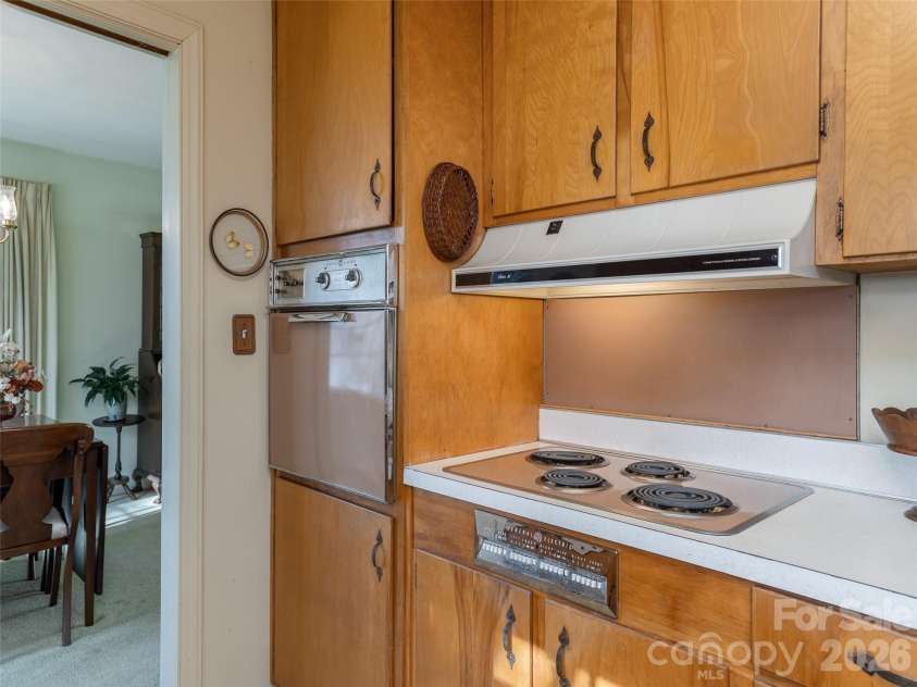28 Westridge Drive, Asheville, NC 28803.  MLS# CAR4346023, YatesRealty ID 21661. 