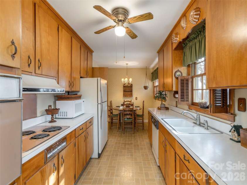 28 Westridge Drive, Asheville, NC 28803.  MLS# CAR4346023, YatesRealty ID 21661. 