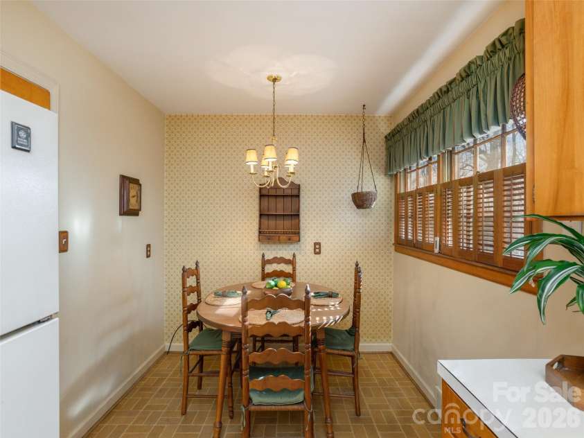 28 Westridge Drive, Asheville, NC 28803.  MLS# CAR4346023, YatesRealty ID 21661. 