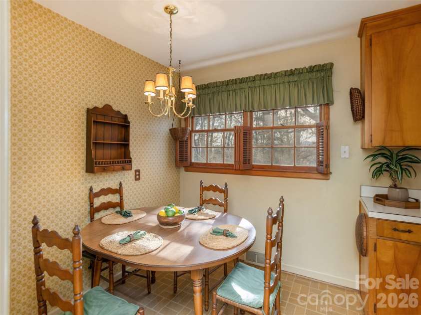 28 Westridge Drive, Asheville, NC 28803.  MLS# CAR4346023, YatesRealty ID 21661. 