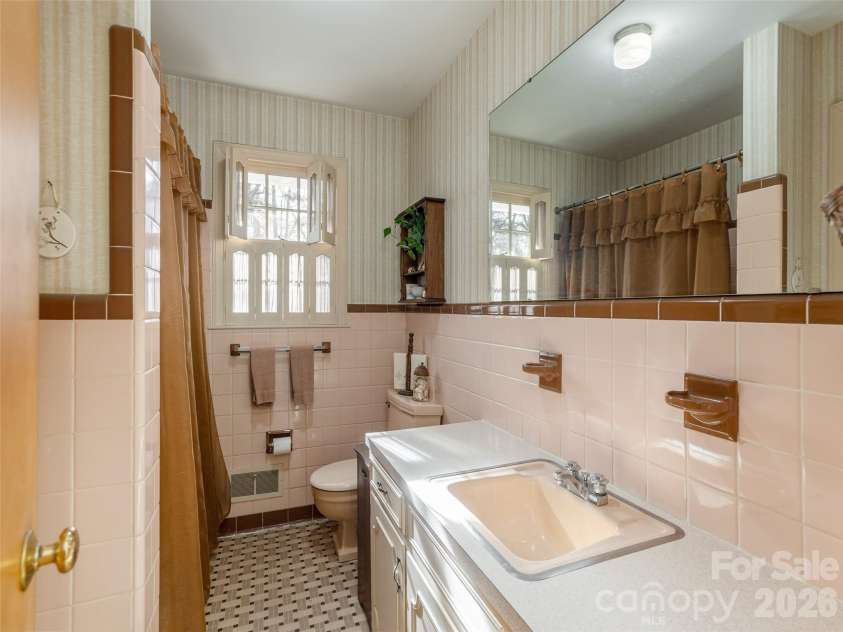 28 Westridge Drive, Asheville, NC 28803.  MLS# CAR4346023, YatesRealty ID 21661. 