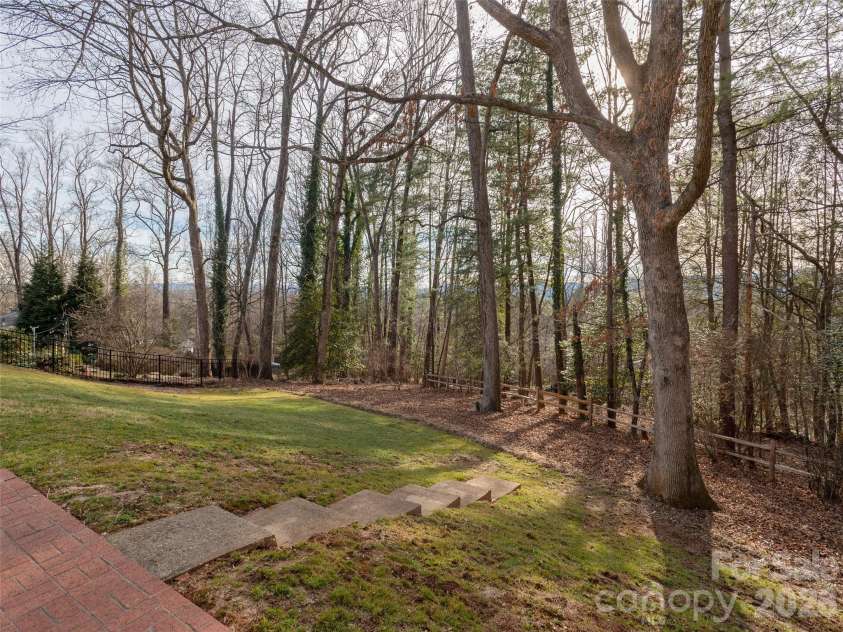 28 Westridge Drive, Asheville, NC 28803.  MLS# CAR4346023, YatesRealty ID 21661. 