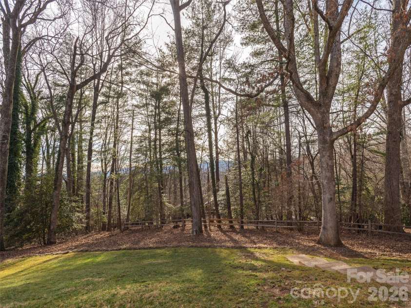 28 Westridge Drive, Asheville, NC 28803.  MLS# CAR4346023, YatesRealty ID 21661. 