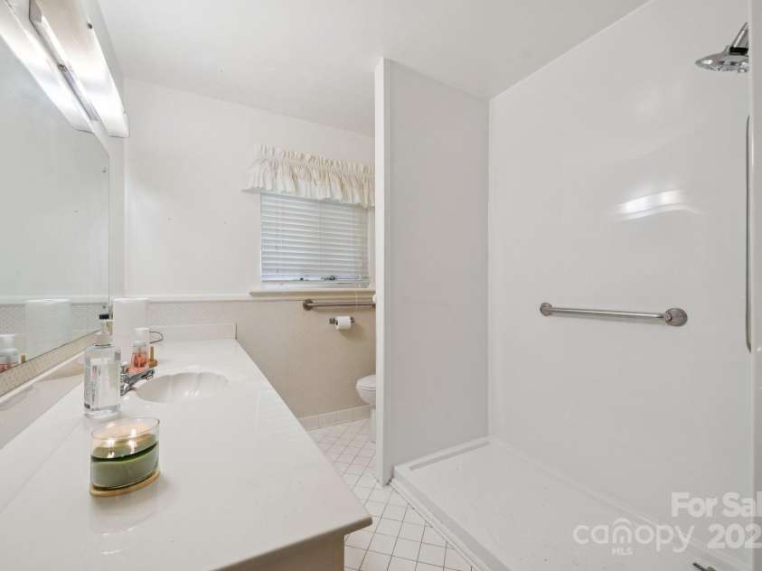 2500 Kendrick Drive, Charlotte, NC 28214.  MLS# CAR4269762, YatesRealty ID 21662. Full bathroom off hallway.