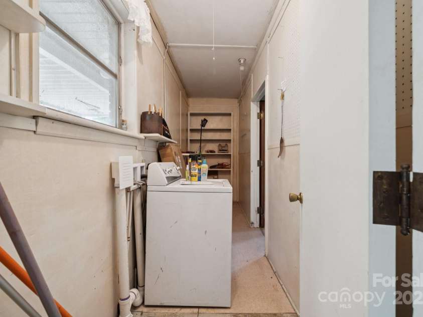 2500 Kendrick Drive, Charlotte, NC 28214.  MLS# CAR4269762, YatesRealty ID 21662. Laundry/Mudroom