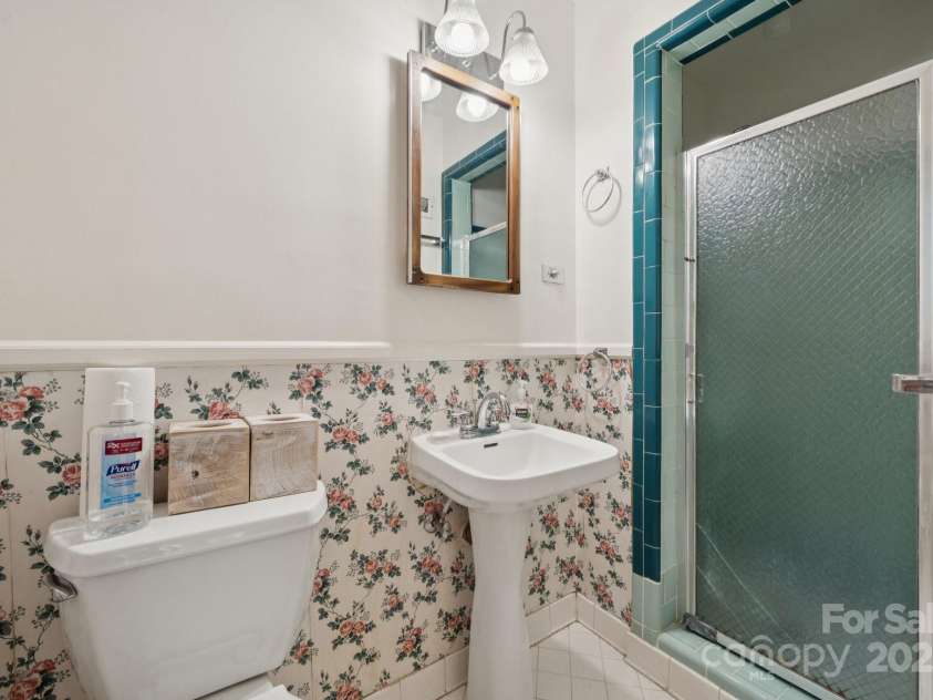 2500 Kendrick Drive, Charlotte, NC 28214.  MLS# CAR4269762, YatesRealty ID 21662. Primary bathroom