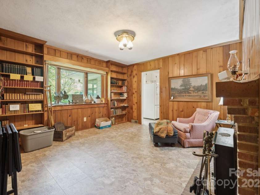 2500 Kendrick Drive, Charlotte, NC 28214.  MLS# CAR4269762, YatesRealty ID 21662. Sitting area off of kitchen.