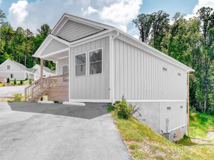 127 Northbend Drive, Asheville, NC 28804.  MLS# CAR4274343, YatesRealty ID 21663. 