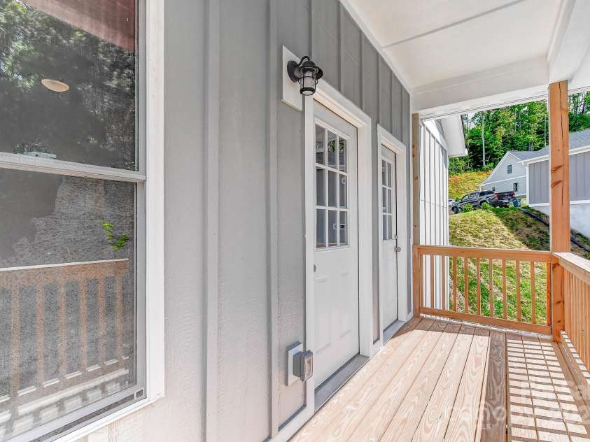 127 Northbend Drive, Asheville, NC 28804.  MLS# CAR4274343, YatesRealty ID 21663. 