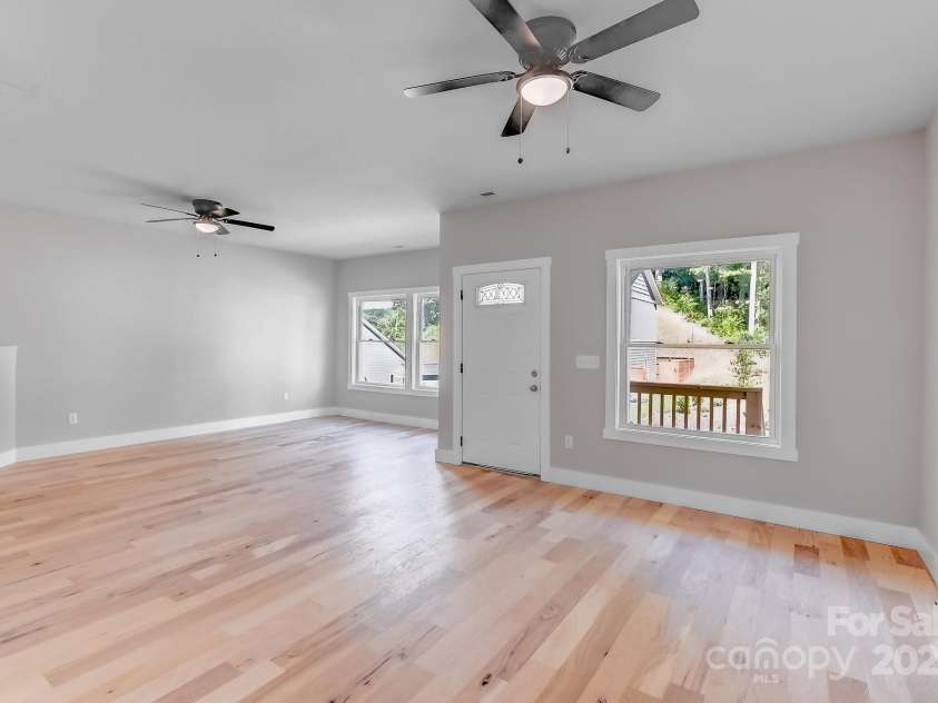 127 Northbend Drive, Asheville, NC 28804.  MLS# CAR4274343, YatesRealty ID 21663. 