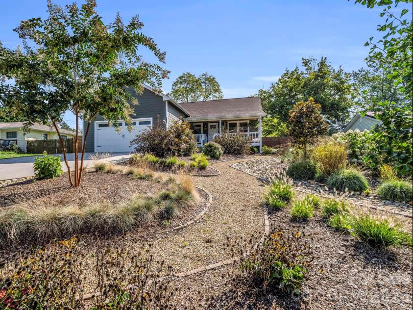 11 Pershing Road, Asheville, NC 28805.  MLS# CAR4370451, YatesRealty ID 21664. 