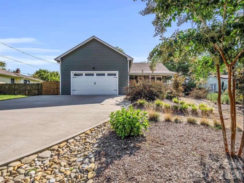 11 Pershing Road, Asheville, NC 28805.  MLS# CAR4370451, YatesRealty ID 21664. 