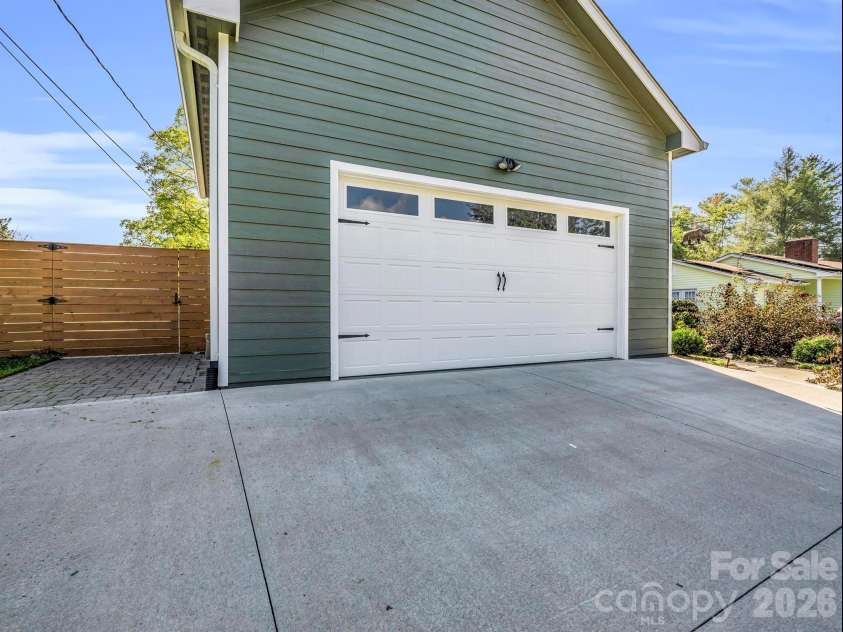 11 Pershing Road, Asheville, NC 28805.  MLS# CAR4370451, YatesRealty ID 21664. 