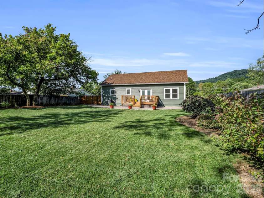 11 Pershing Road, Asheville, NC 28805.  MLS# CAR4370451, YatesRealty ID 21664. 