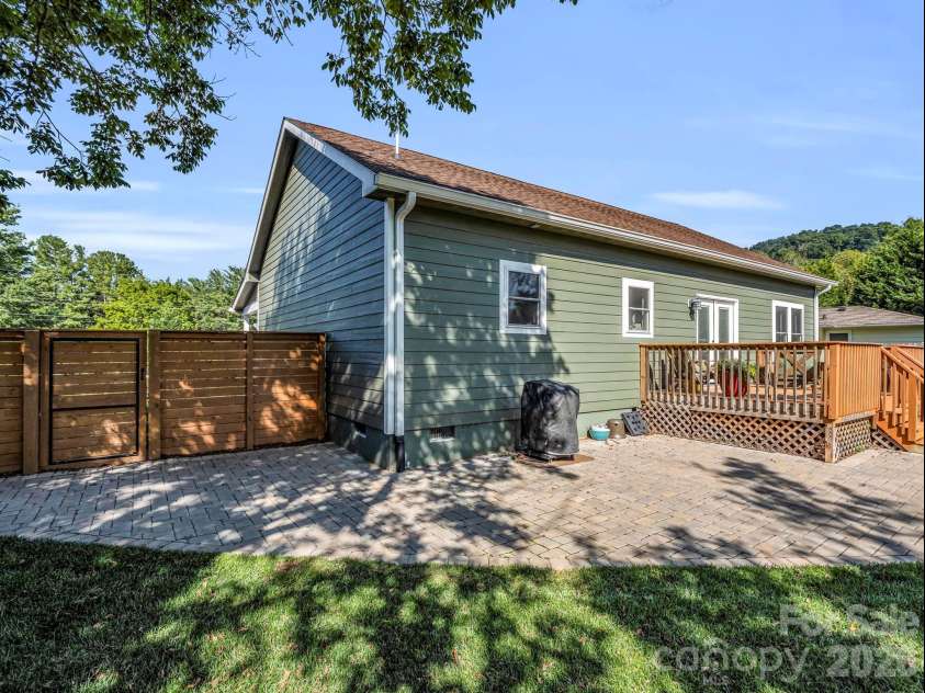 11 Pershing Road, Asheville, NC 28805.  MLS# CAR4370451, YatesRealty ID 21664. 